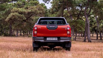 Đuôi xe Toyota Hilux 2024 vẫn thiết kế chuẩn mực, đặc trưng của những chiếc bán tải