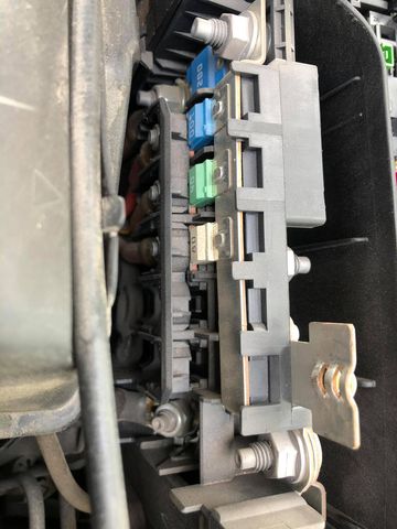 Pre Fuse box chụp trên xe CLA, sát vách ắc qui