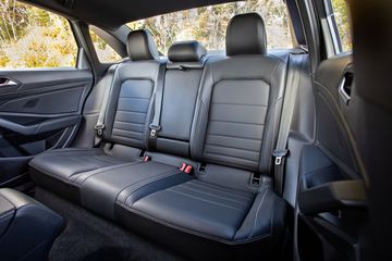 Xét về chiều ngang, hàng ghế phía sau đủ thoải mái dành cho ba người lớn ngồi, cùng với đó là khả năng gập linh hoạt