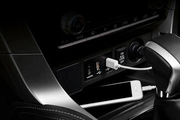 Mitsubishi Pajero Sport 2023 hỗ trợ kết nối Apple CarPlay và Android Auto