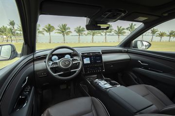 Khoang cabin trên Hyundai Tucson 2022 tạo ấn tượng hiện đại và công nghệ cho khách hàng khi lần đầu ngồi vào bên trong
