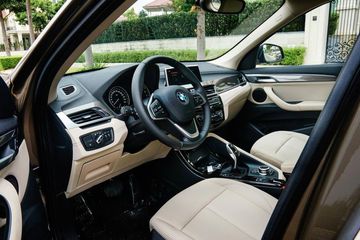 Xe được trang bị vô lăng M-Steering bọc da cao cấp tích hợp nhiều phím bấm và có khả năng chỉnh nghiêng, xa/gần