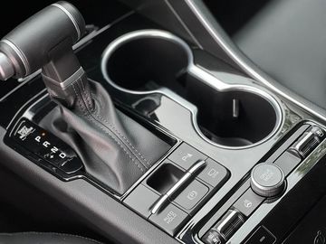 KIA K5 2023 sở hữu khu vực cần số được thiết kế khá thể thao và khoa học với hàng loạt các nút bấm hỗ trợ lái