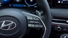 Bên phải vô lăng Hyundai Palisade 2024 tích hợp điều khiển Hệ thống an toàn chủ động SmartSense