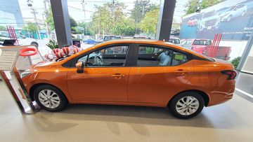 Thân hình Nissan Almera 2023 trông rất trường và thanh thoát