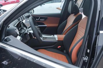 Mẫu ghế AMG trên Mercedes GLC 300 2024 được thiết kế theo ngôn ngữ thể thao rõ nét, gọn gàng