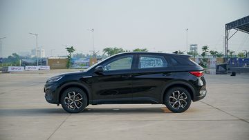 Thân xe BYD Atto 3 hiện đại với những đường gân dập nổi và dập chìm đan xen