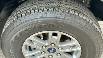 Các biến thể còn lại dùng loại 16 inch kèm lốp 255/70R16