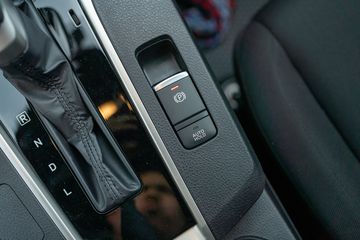 Mitsubishi Xforce 2024 còn trang bị phanh tay điện tử với chức năng giữ phanh tự động