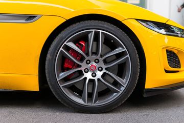 Jaguar F-Type 2024 sử dụng mâm xe 20 inch thiết kế 10 chấu tiêu chuẩn