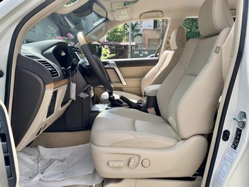 Hàng ghế đầu trên Toyota Land Cruiser Prado 2023