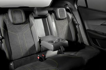 Hàng ghế sau Peugeot 2008 2025 rang bị đủ 3 tựa đầu và bệ tỳ tay với 2 giá để cốc