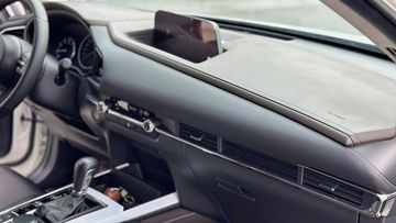 Các mảng da lớn nối liền từ cụm đồng hồ lái đến ghế phụ góp phần tạo cảm giác cao cấp cho không gian