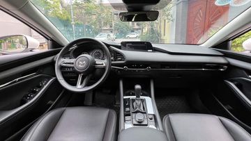 Khu vực taplo trải theo phương ngang, bọc da và được cắt xéo vô cùng