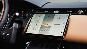 Hệ thống giải trí Range Rover Velar 2025 đã được nâng cấp hệ thống Pivi Pro thế hệ mới nhất