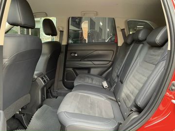 Không gian rộng rãi tại hàng ghế thứ 2