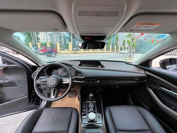 Cả 2 phiên bản Luxury và Premium đều được trang bị hệ thống tiện nghi - giải trí tương đối hấp dẫn