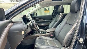 Ghế lái chỉnh điện đi kèm bộ nhớ 2 vị trí là trang bị tiêu chuẩn trên cả 2 phiên bản