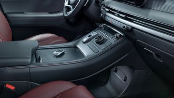 Bệ tỳ tay giữa người lái và hành khách được thiết kế khá thoải mái