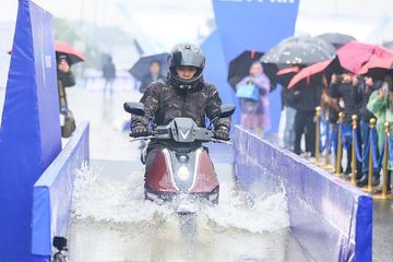 Tiêu chuẩn chống nước IP67 cho phép Theon 2023 dễ dàng băng qua địa hình ngập nước