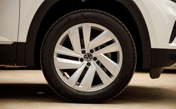 Volkswagen Teramont 2023 sử dụng bộ mâm hợp kim nhôm kích thước lớn 20 inch, thiết kế 5 chấu kép nam tính