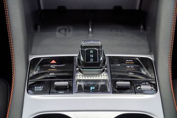 Cần số BYD Sealion 6 cũng lấy cảm hứng từ vẻ đẹp của đại dương, thể hiện qua cần số pha lê tinh xảo