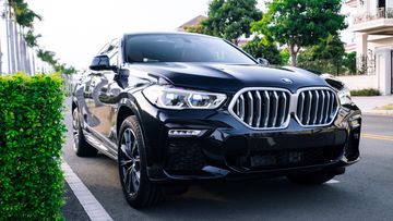 Đầu xe BMW X6 2023 tạo ấn tượng mạnh mẽ khi sử dụng thiết kế lưới tản nhiệt hình quả thận cỡ lớn