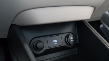 Cổng sạc USB và tẩu cắm sạc 12V trên Hyundai Accent 2021