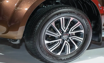 Nissan Terra 2023 bản V và E được trang bị mâm 18 inch đa chấu chữ V 2 màu