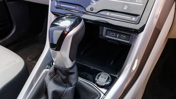 Cần số Volkswagen T-Cross 2023 kích thước vừa phải, vị trí đặt ở tầm thấp, vừa vặn với người lái