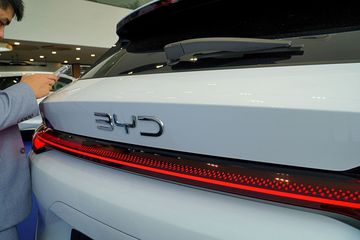 Cụm đèn hậu BYD Sealion 6 có đồ họa bắt mắt, đồng thời hai bên được nối liền bởi 1 dải LED có các chấm nổi li ti khá độc đáo