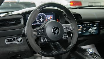 Vô lăng 3 chấu mang thiết kế đậm phong cách xe đua