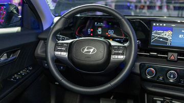 Vô lăng Hyundai Accent 2024 cũng có thiết kế thể thao 2 chấu mới