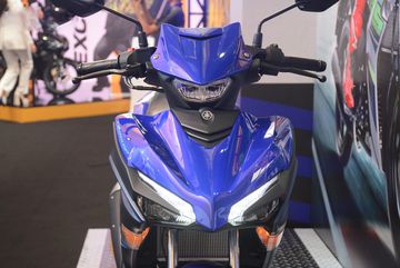 Đầu xe tinh giản với đèn cốt thiết kế tách biệt và đặt trên ghi đông