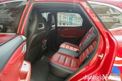 Hàng ghế sau cũng mang đến không gian trần và để khá thoáng, tựa lưng của hành khách ở giữa được thiết kế bật ra làm bệ tì tay