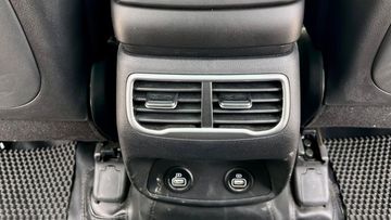 Cửa gió hàng ghế sau kèm cổng sạc