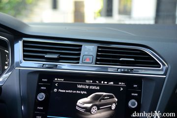 Các hốc gió trên bảng táp lô Volkswagen Tiguan 2023 được viền chrome khá sang trọng