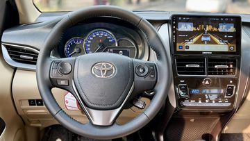 Vô lăng còn được trang bị các bút bấm điều khiển tích hợp