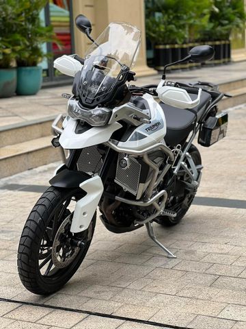 Triumph Tiger 900 GT Pro 2023 với hệ thống trang bị đèn full LED, kính chắn gió phía trước