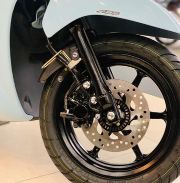 Hệ thống chống bó cứng phanh ABS cũng được trang bị trên Yamaha Grande 2023