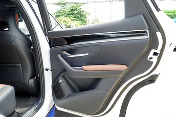 BYD Sealion 6 2025 cũng sở hữu nhưng hốc chứa đồ tiện dụng, đặc biệt các hộc đề đổ trên cửa xe cũng khá lớn.