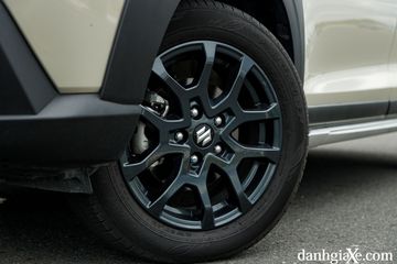 La-zăng Suzuki XL7 Hybrid 2025 đã sơn đen toàn bộ thể thao hơn