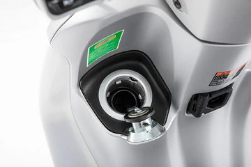 Nắp bình xăng cũng được bố trí cao bên trái phần yếm xe