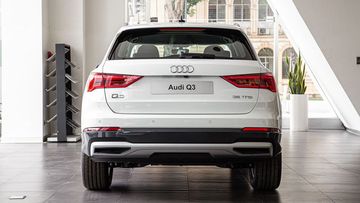 Đuôi xe Audi Q3 2024 được tạo khối chia thành 2 phần bởi một đường chạy ngang