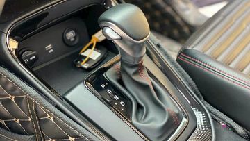Cần số Kia Sonet 2024 được bọc da và đặt gọn gàng chính giữa hàng ghế trước, bố trí vừa tầm tay người lái