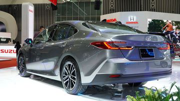Đuôi xe Toyota Camry 2025 cũng có thiết kế kiểu cá mập đầu búa tương phản với phía trước