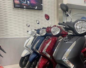 Gương chiếu hậu trên các phiên bản màu cũ sơn màu trắng bạc, riêng các phiên bản màu mới được sơn đồng màu thân xe