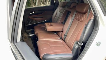 Khoảng để chân cùng khoảng trần xe tại hàng ghế 2 khá rộng rãi, đáp ứng tốt cho cả 3 người trưởng thành