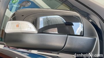 Gương chiếu hậu trên bản Titanium cũng được mạ chrome sáng bóng, tăng thêm vẻ cứng cáp cho phần thân hoặc sơn cùng màu thân xe.