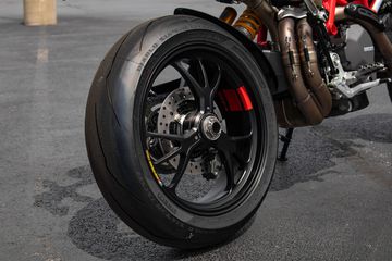 Ducati Hypermotard được trang bị bộ mâm hợp kim nhôm với kích thước 17 inch